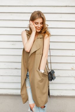 ahşap duvar yakınındaki beyaz bir gülümseme ile şirin güzel mutlu kız