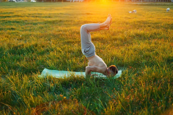 Mann praktiziert Yoga bei Sonnenuntergang. Gesunder Lebensstil — Stockfoto