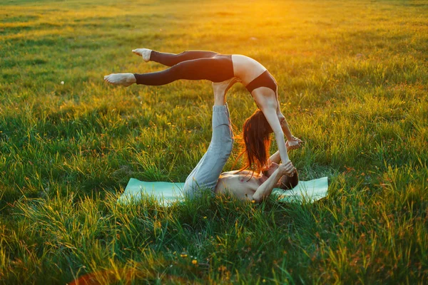 Yaşam tarzı çift gün batımında Yoga uygulamak. Sağlıklı yaşam tarzı