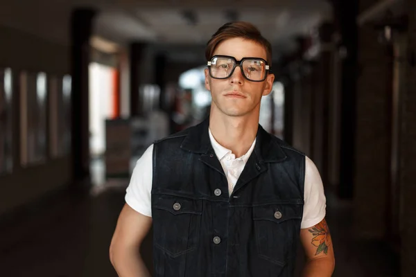 Hermoso hombre hipster con estilo en gafas vintage con tatuajes —  Fotos de Stock