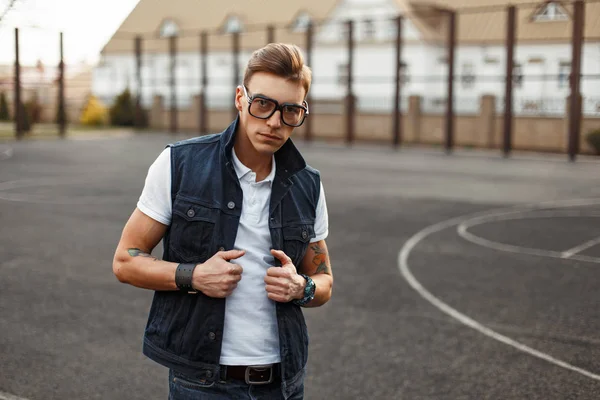Schöner Mann mit Vintage-Brille in weißem Hemd und Jeansweste — Stockfoto