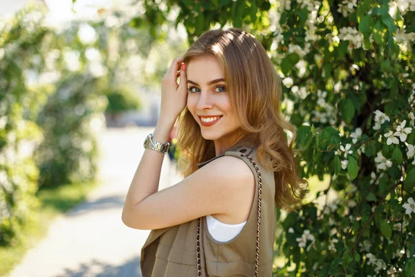 Jarní portrét krásná mladá dívka s úsměvem v parku — Stock fotografie