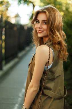 Mutlu kız parkta bir bahar sıcak günde bir gülümsemeyle portresi