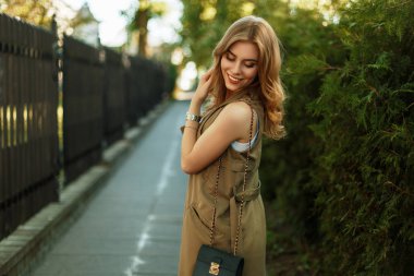 İyi bir ruh hali güneşli bir günde güzel mutlu kadının