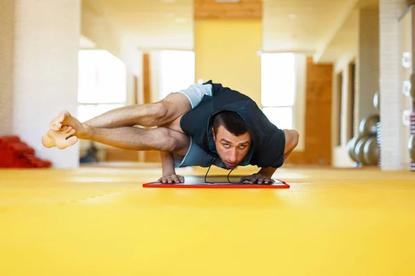 요가입니다. 젊은 남자 요가 하 고. 손 서 있는 자세. 요기 마스터 노란색 체육관에 운동입니다. 남자 실내, 요가 라이프 스타일 건강 개념 — 스톡 사진