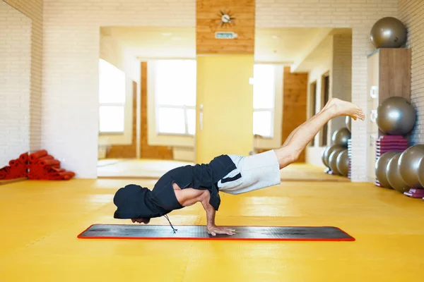 Adam pratik yoga bir Hood — Stok fotoğraf