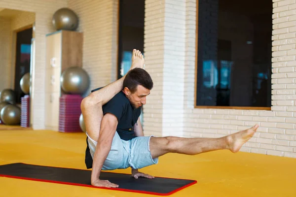 Yoga Studio beyaz mat yapan genç erkek — Stok fotoğraf