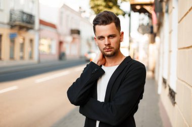 Şık giysiler sokakta genç bir işadamı portresi