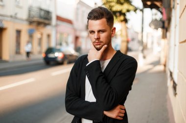 Şık yakışıklı genç sokakta poz iş elbiseleri