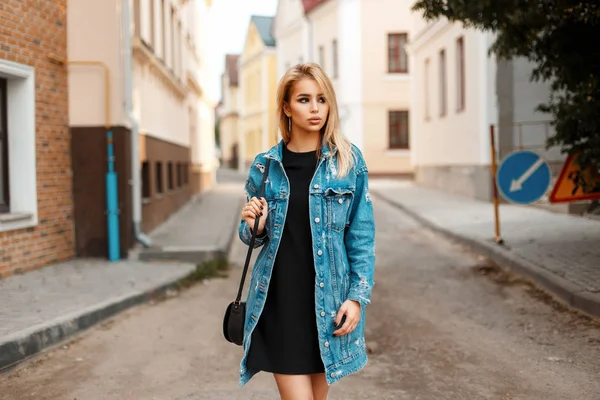 Bella donna alla moda con una borsa in jeans vestiti camminare per strada — Foto Stock