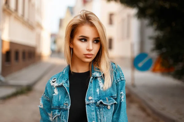 Porträt einer schönen sexy Frau in modischen Jeans auf der Straße — Stockfoto