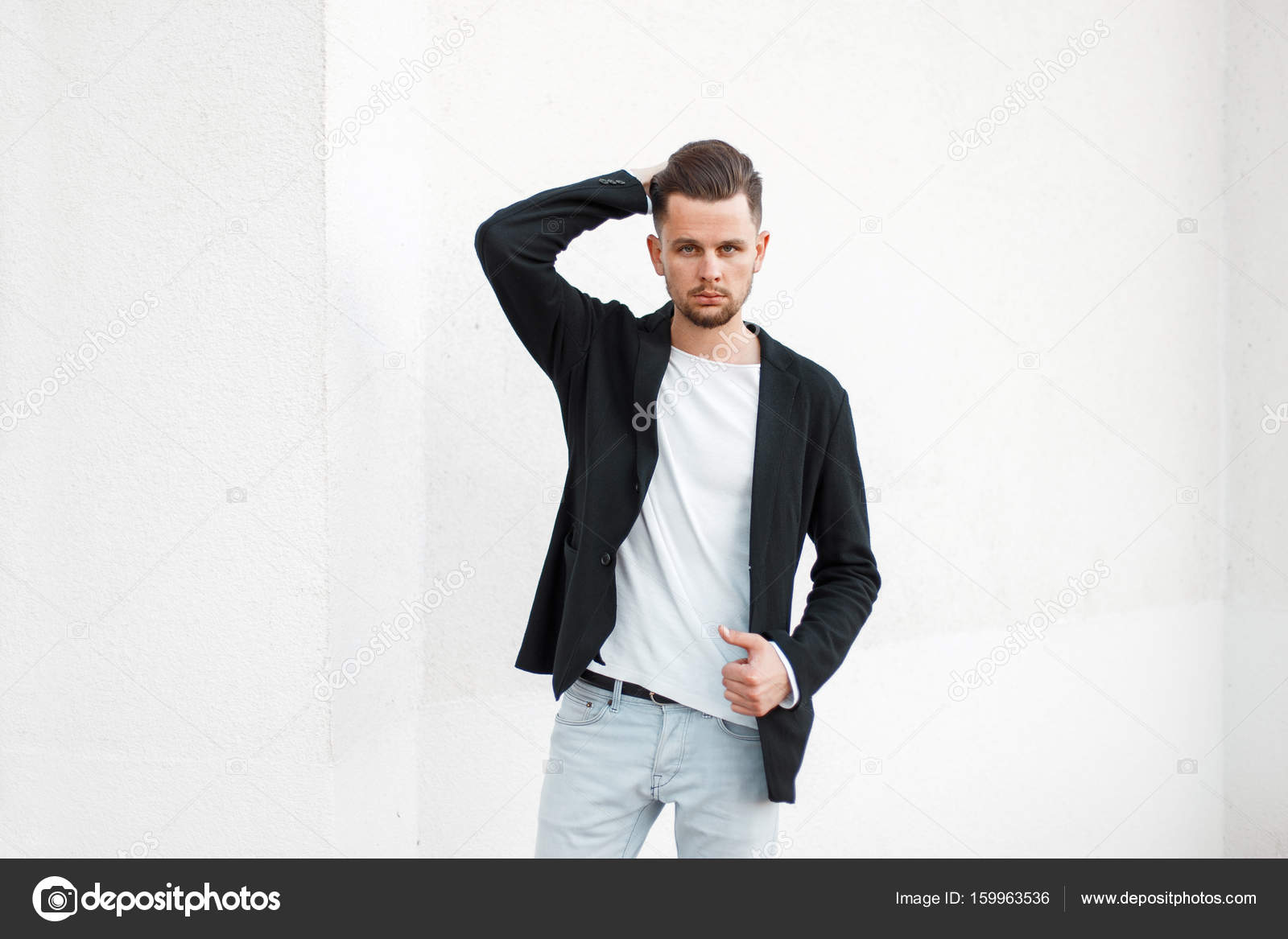 giacca e maglietta bianca uomo