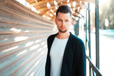 Güneşli bir günde yürüyüş şık giysiler içinde başarılı yakışıklı