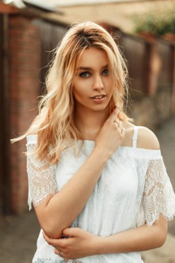 Güzel mutlu kadın sokakta şık vintage danteller T-shirt bir gülümseme