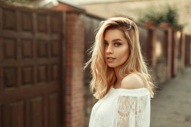 Bir yaz günü açık havada beyaz dantel elbise güzel bir Amerikalı kadın portresi