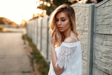 Beyaz dantel T-shirt batımında niteliğine güzel kadın