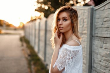 Beyaz dantel T-shirt batımında niteliğine güzel kadın