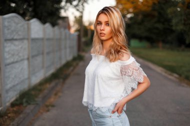 Beyaz dantel tişört kot şort bir yaz gününde ile genç ve güzel kadın