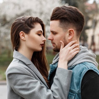 Güzel genç çift sokakta kucaklayan