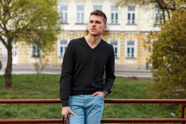 Sokakta rahat tarzı genç adam