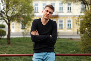 Siyah T-shirt ve Mavi pantolon kentin yakışıklı adam