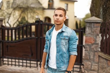 Yakışıklı adam sokakta bir saat ile şık denim giyim