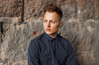 Yana doğru bir taş duvara yakın seyir yakışıklı genç