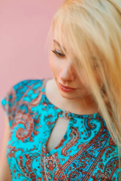 Retrato de uma linda menina loira no vestido com ornamento em um dia de verão perto de uma parede rosa brilhante — Fotografia de Stock