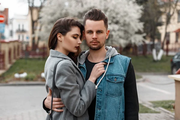 Güzel şık genç çift sokakta sarılma