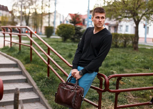 Şehirde bir deri çanta ile Avrupa yakışıklı