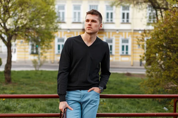 Sokakta rahat tarzı genç adam