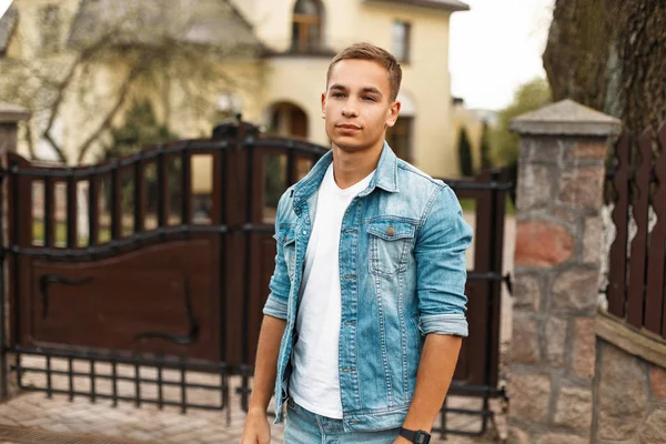 Yakışıklı adam sokakta bir saat ile şık denim giyim