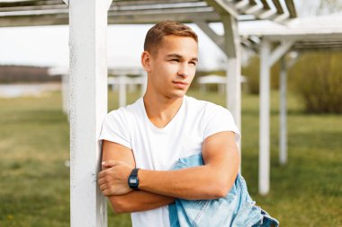 Bir saat niteliğine olan beyaz bir tişört yakışıklı adam