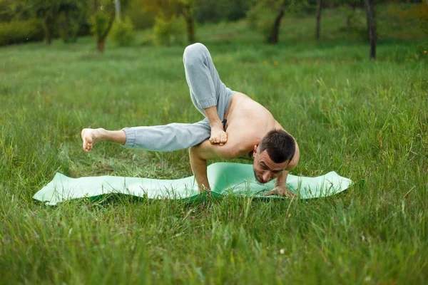 Mann praktiziert Yoga im Park. — Stockfoto