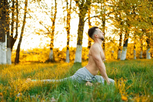 Man practicing yoga at sunset. Healthy lifestyl — Stock Photo, Image