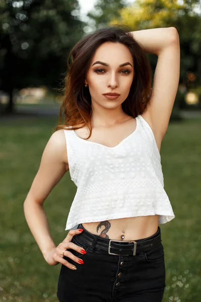 Retrato de uma bela jovem mulher em uma camiseta branca no parque — Fotografia de Stock