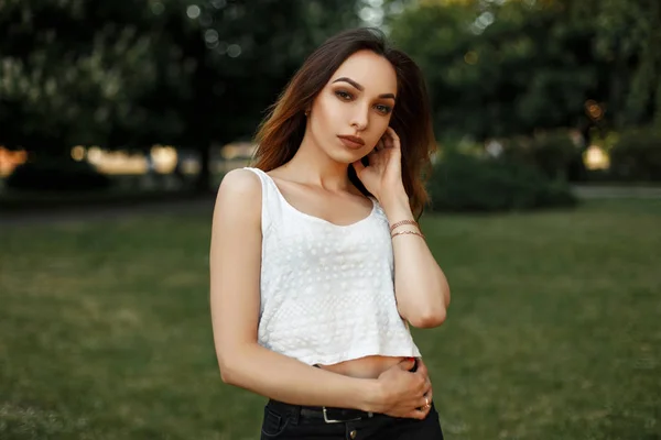 Jeune belle femme sur la nature dans le parc — Photo