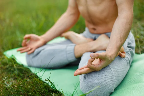 Fitness, sport, yoga och hälsosam livsstilskoncept - Stäng människor som mediterar i lätt sittande pose i parken eller trädgården — Stockfoto