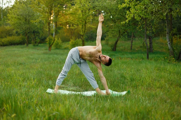 Pratik Yoga Park adam — Stok fotoğraf