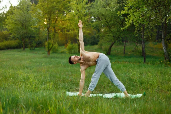 Junger Mann praktiziert Yoga im Freien — Stockfoto