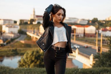 Bir siyah ceket, Beyaz tişört ve yaz gün kentsel arka plan üzerinde siyah kot güzel kadın