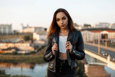 Güzel moda modeli kız şık ceket ve siyah kot kentsel arka plan beyaz tişört