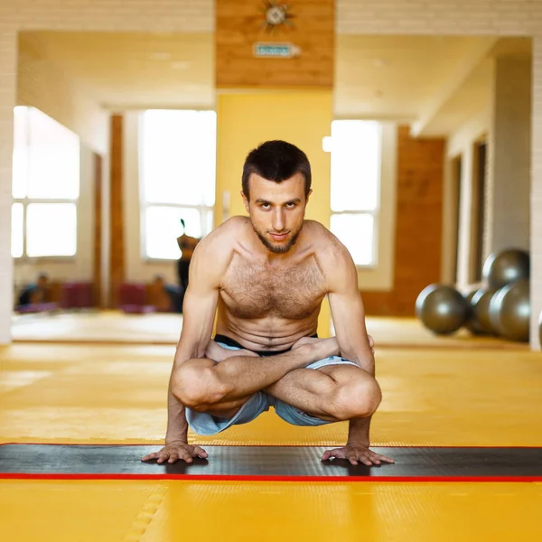 Treinamento de dose de prática de ioga de homem em um fundo amarelo — Fotografia de Stock