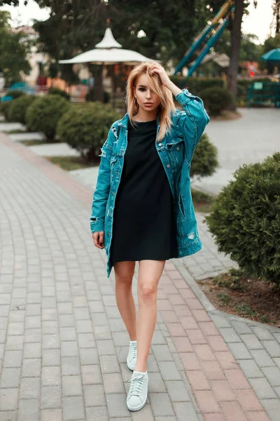 Bir kot pantolon moda ceket ve ayakkabılar açık havada poz ile siyah elbiseli güzel kadın