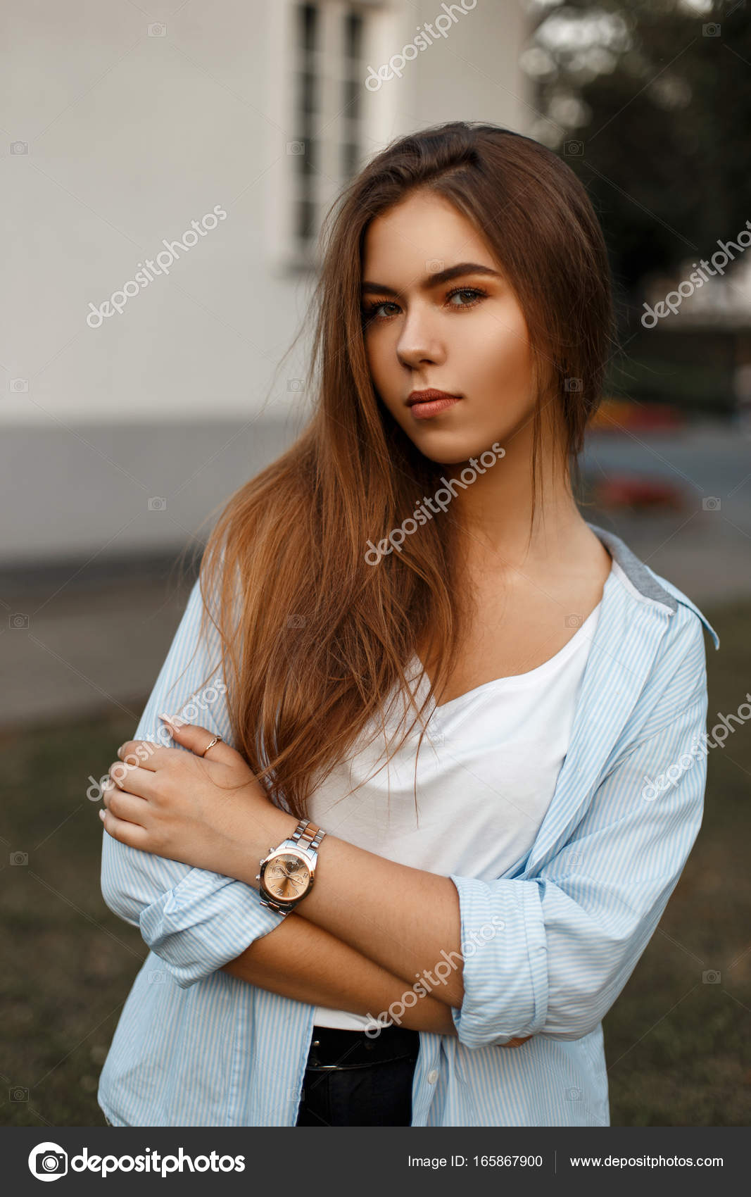 Мода сучасних портрет гарну молоду жінку з довгим волоссям ...