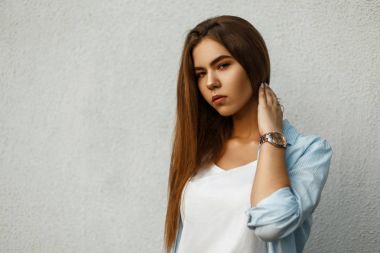 Moda portre rahat tarzı duvara yakın poz uzun saçlı güzel bir kadının