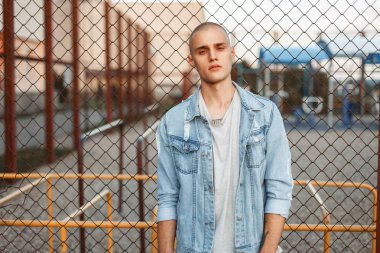 Yakışıklı acımasız adam şık denim giyim ızgarayı yakın