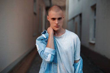 Trendy denim ceket açık havada poz içinde şık yakışıklı adam