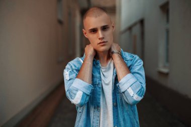 Yakışıklı genç adam sokakta Kot ceket