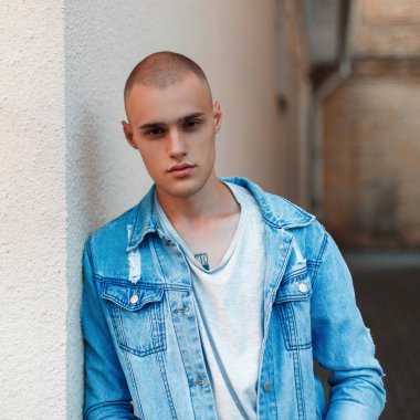 Sokakta kot pantolon giysili bir adam yakışıklı Amerikan modeli